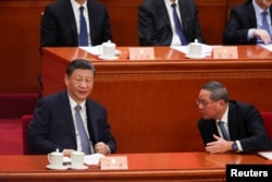 資料照：中國領導人習近平與總理李強在北京人大會堂出席全國政協會議開幕式時交談。 （2024年3月4日）