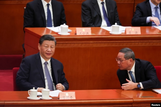 资料照：中国领导人习近平与总理李强在北京人大会堂出席全国政协会议开幕式时交谈。（2024年3月4日）