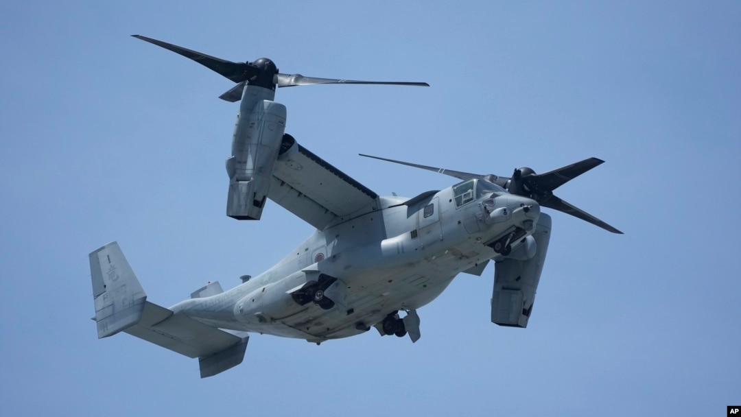 Arhiva - Transportna letelica, američki MV-22B "Osprej", vraća se u bazu američkih marinaca Futenma na jugu Okinave, južni Japan, 6. septembra 2023.