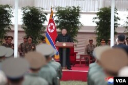 지난 2일 김정은 북한 국무위원장이 공군 직승비행부대 축하 방문 중 연설을 하고 있다. (사진출처: 조선중앙통신)