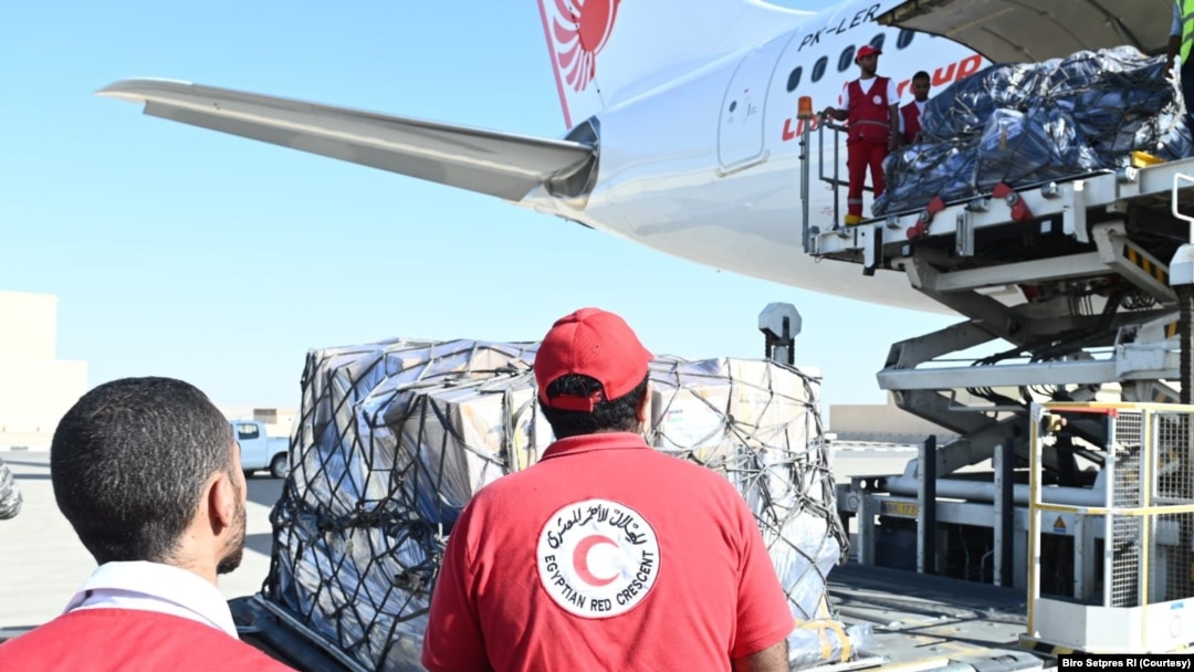 Pesawat ketiga jenis Airbus A330 yang membawa bantuan kemanusiaan Indonesia mendarat di Mesir pada Senin (6/11) sekitar pukul 13.30 waktu setempat. (Foto: Courtesy/Biro Setpres)