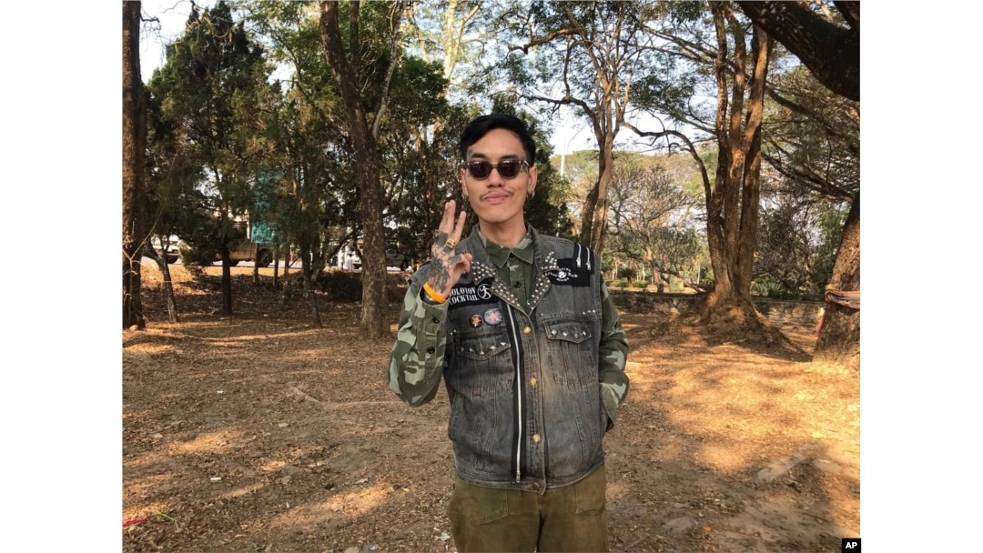 Aktivis politik Mongkhon Thirakot menunjukkan sikap pro-demokrasi dengan memberi hormat tiga jari sebelum diadili di provinsi utara Chiang Rai, Thailand, Kamis 26 Januari 2023. (Pengacara Hak Asasi Manusia Thailand via AP)