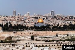 Sekelompok pengunjung Yahudi di kompleks Al-Aqsa, yang juga dikenal oleh orang Yahudi sebagai Bukit Bait Suci, di Kota Tua Yerusalem, dilihat dari Bukit Zaitun, 9 April 2023. (REUTERS/Dedi Hayun)