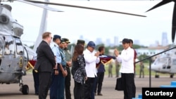 Presiden Joko Widodo dan Menteri Pertahanan Prabowo Subianto pada Rabu (24/1) membantah isu yang beredar luas bahwa Prabowo jatuh sakit. (Foto: Courtesy)