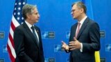2023年11月29日，美国国务卿布林肯和乌克兰外交部长库列巴在布鲁塞尔北约总部举行的北约乌克兰问题外长会议期间举行新闻发布会。（美联社照片）