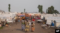 Las mujeres caminan en el campo de refugiados de Bulengo en Goma, Congo, después de que la Organización Mundial de la Salud declarara el 15 de agosto de 2024 que la creciente propagación del mpox en África era una emergencia sanitaria mundial.