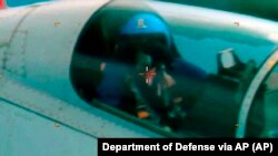 Imagem de vídeo fornecida pelo Departamento de Defesa mostra uma interceptação de um avião de guerra dos EUA por aeronave chinesa no Oceano Pacífico em 8 de junho de 2022