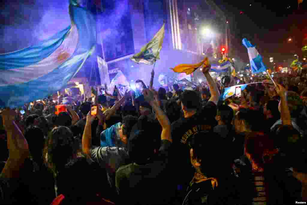 Los partidarios del presidente electo Javier Milei se volcaron a las calles de Buenas Aires para celebrar su victoria.&nbsp;