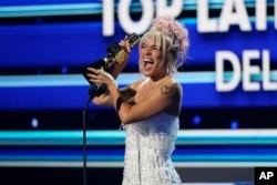 La cantante Karol G reacciona al ganar el premio al Mejor Álbum Latino del Año durante los Premios Billboard Latinos, el jueves 5 de octubre de 2023, en Coral Gables, Florida (Foto AP/Marta Lavandier)