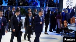 资料照片: 中国领导人习近平抵达加州旧金山APEC峰会会场（2023年11月17日）