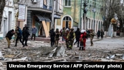 Херсон: команда спасателей у здания, пострадавшего от российского обстрела (архивное фото) 