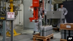 Технические специалисты работают над уничтожением запасов химического оружия Соединенных Штатов на химическом складе армии США в Пуэбло, 8 июня 2023 г.