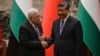 中國國家主席習近平和巴勒斯坦國總統阿巴斯2023年6月14日在中國北京人民大會談舉行的簽署儀式後握手祝賀。