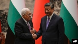 中國國家主席習近平和巴勒斯坦國總統阿巴斯2023年6月14日在中國北京人民大會談舉行的簽字儀式後握手祝賀。