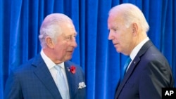 Pangeran Charles Inggris, kiri, menyapa Presiden Amerika Serikat Joe Biden menjelang pertemuan bilateral mereka selama KTT Cop26 di Scottish Event Campus (SEC) di Glasgow, Skotlandia, 2 November 2021. (Foto: via AP)