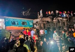 Para petugas SAR di lokasi kecelakaan kereta api maut di distrik Balasore, India, 2 Juni 2023. (Foto: Press Trust of India via AP)