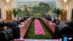 中國領導人習近平（右二）與美國國會參議院多數黨領袖舒默（左三）在北京人大會堂舉行雙邊會議。（2023年10月9日）