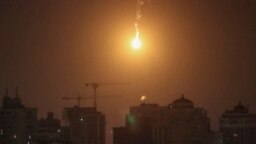 Ledakan drone di langit Kota Kyiv saat serangan drone oleh Rusia di tengah invasi Rusia ke Ukraina di Kyiv, 25 November 2023. (Foto: Gleb Garanich/Reuters)