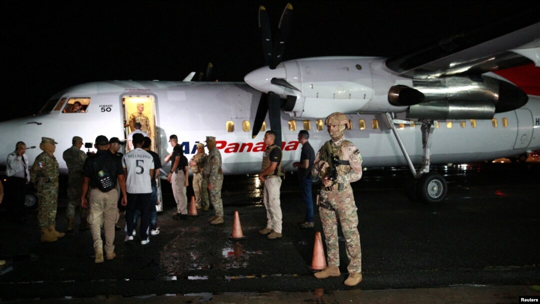 Sekelompok migran dari Ekuador menaiki pesawat sebelum dideportasi, di bandara Marcos A. Gelabert, Albrook, Panama, 29 Agustus 2024. (Ministerio de Seguridad Panama/Handout via Reuters)