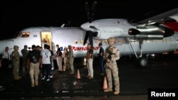 Sekelompok migran dari Ekuador menaiki pesawat sebelum dideportasi, di bandara Marcos A. Gelabert, Albrook, Panama, 29 Agustus 2024. (Ministerio de Seguridad Panama/Handout via Reuters)