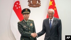 新加坡國防部長黃永宏在新加坡會晤到訪的中國國防部長李尚福。（2023年6月1日）