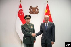 리상푸(왼쪽) 중국 국방부장과 응엔헨 싱가포르 국방장관이 1일 싱가포르에서 회동하고 있다.
