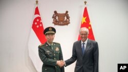 新加坡国防部长黄永宏在新加坡会晤到访的中国国防部长李尚福。（2023年6月1日）