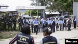 Pasukan keamanan berjaga di luar penjara perempuan Centro Femenino de Adaptacion Social (CEFAS) menyusul kerusuhan mematikan di Tamara, pinggiran Tegucigalpa, Honduras, 20 Juni 2023. (REUTERS/Fredy Rodriguez)