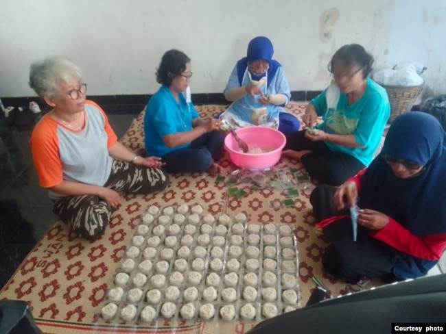 Tradisi warga masyarakat membuat apem bersama (foto: courtesy)