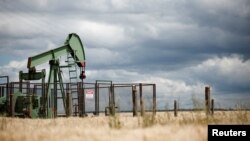 File - Pompa jack Vermilion Energy, di Trigueres, Prancis, 14 Juni 2024. (Benoit Tessier/REUTERS)