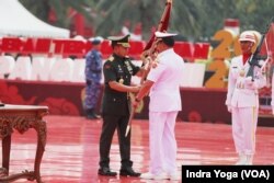 Sertijab Panglima TNI dari Laksamana TNI Yudo Margono kepada Jenderal TNI Agus Subiyanto di Plaza Mabes TNI, Cilangkap, 22 November 2023. (Foto: VOA/Indra Yoga)