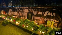 Цветы в память об Алексее Навальном были возложены участниками траурной акции в столице Литвы, 1 марта 2024 года