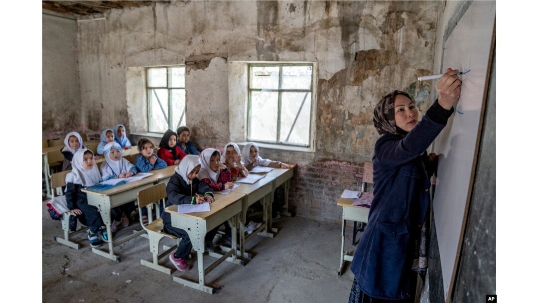 Afganistan'da kız çocukları.