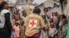 Para pejabat Palang Merah sedang memberi informasi mengenai Mpox di kamp pengungsi Don Bosco di Goma, Republik Demokratik Kongon, 22 Agustus 2023. (Foto: Moses Sawasawa/AP Photo)