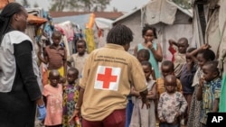 Para pejabat Palang Merah sedang memberi informasi mengenai Mpox di kamp pengungsi Don Bosco di Goma, Republik Demokratik Kongon, 22 Agustus 2023. (Foto: Moses Sawasawa/AP Photo)