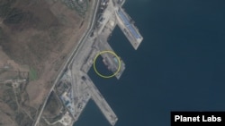 19일 라진항을 촬영한 위성사진. 북한 전용인 가운데 부두에 길이 약 115m 선박(원 안)이 정박해 있다. 바로 앞에는 컨테이너 더미로 추정되는 물체가 보인다. 사진=Planet Labs