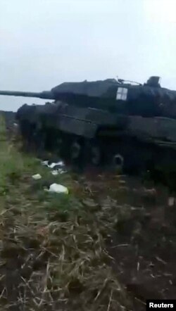 Fotografija napravljena od video snimka, koji je objavilo Ministarstvo odbrane Rusije i na kome se navodno vidi tenk nemačke proizvodnje Leopard koji su zarobile ruske snage u borbi sa ukrajinskim snagama, u regionu Zaporožje, 13. juna 2023.