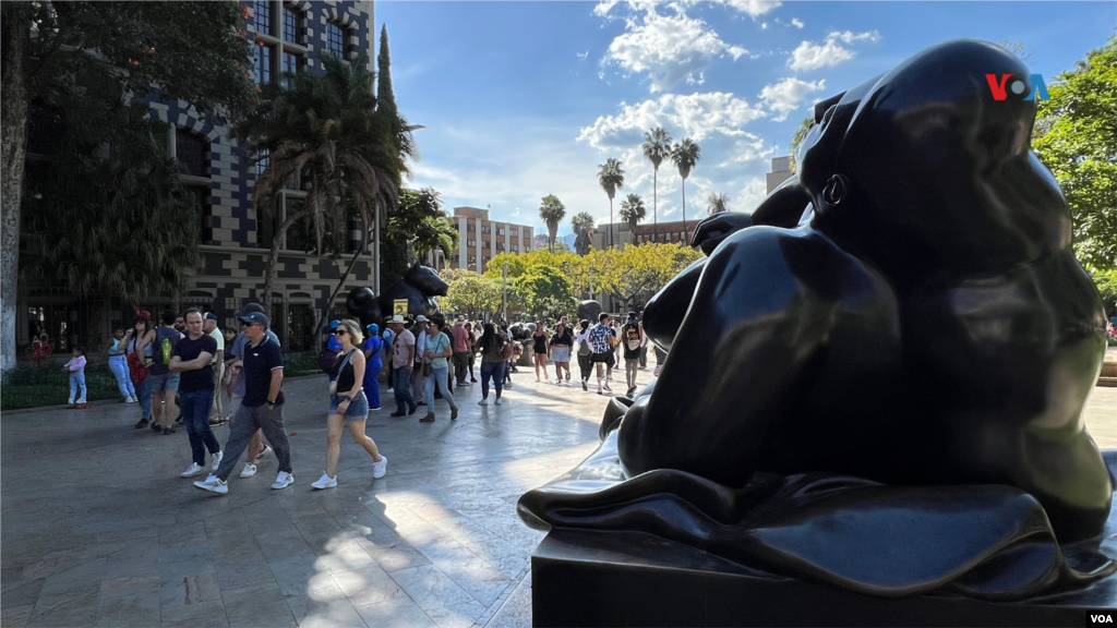 Turistas y locales disfrutan de las obras del fallecido artista de la plásica, el colombiano Fernando Botero,&nbsp;reconocido por sus personajes de formas redondas y voluptuosas inspiradas en el arte precolombino.