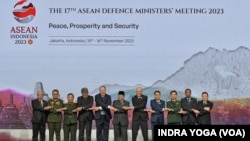 Menteri Pertahanan Prabowo Subianto (tengah) berfoto bersama dengan seluruh menteri pertahanan negara anggota ASEAN lainnya dalam ASEAN Defence Ministers Meeting 2023 di Jakarta, Rabu, 15 November 2023. (Foto: Indra Yoga/VOA)