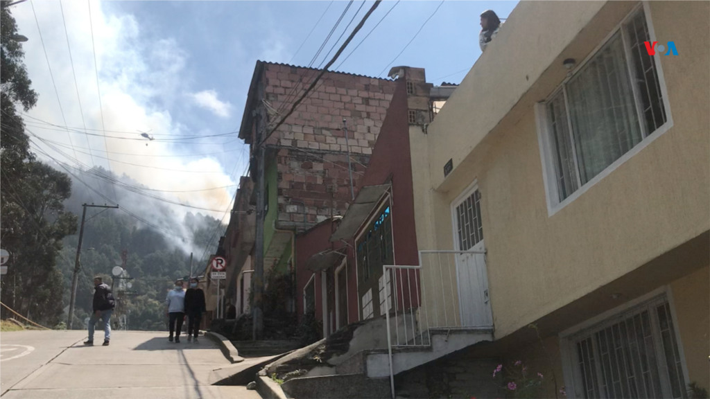 Habitantes del barrio El Paraíso, uno de los sectores que se ha visto afectado por los incendios forestales en los cerros de Bogotá, observan desde sus casas el humo que sale de las montañas que arden desde hace ocho &nbsp;días.&nbsp;