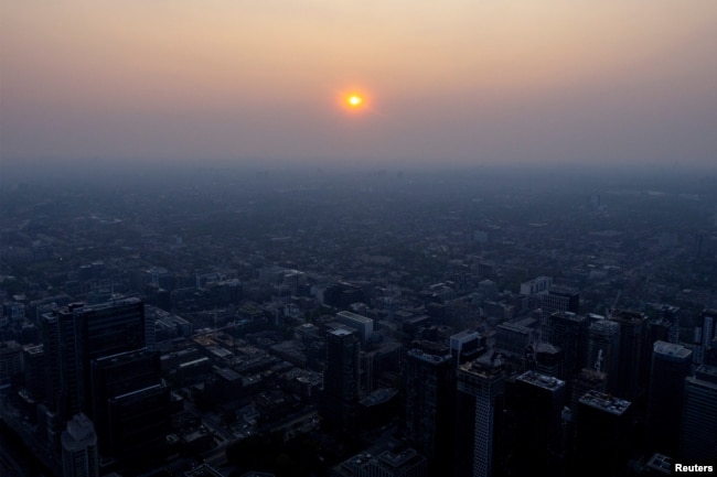 A smokey Toronto skyline is seen with a blanket of smoke from the CN Tower as wildfires in Ontario and Quebec continue to burn, in Toronto, Ontario, Canada, June 6, 2023