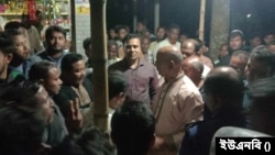 বাংলাদেশের বূড়া সাড়ডুবি এলাকায় একটি শশ্মানের মন্দিরে পূজা করতে বাধা দেয়ায় দুই ইউনিয়ন পরিষদ চেয়ারম্যানকে অবরুদ্ধ করে। ৬ নভেম্বর, ২০২৩।