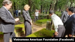 Đại sứ Mỹ tại Hà Nội Marc Knapper (trái) đi thăm Nghĩa trang Quân đội Biên Hòa, hiện nay là Nghĩa trang Bình An, ở Bình Dương hôm 13/10. Hơn một chục nghìn tử sỹ của Việt Nam Cộng hòa được chôn cất tại đây.