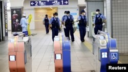 Polisi memeriksa dan mengamankan lokasi kejadian penikaman di sebuah stasiun kereta di Tokyo (foto: dok). 