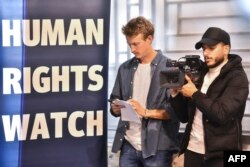 Jurnalis video AFP Dylan Collins (tengah) tiba di konferensi pers gabungan Amnesty International dan Human Rights Watch (HRW) di Beirut pada 7 Desember 2023. (AFP)