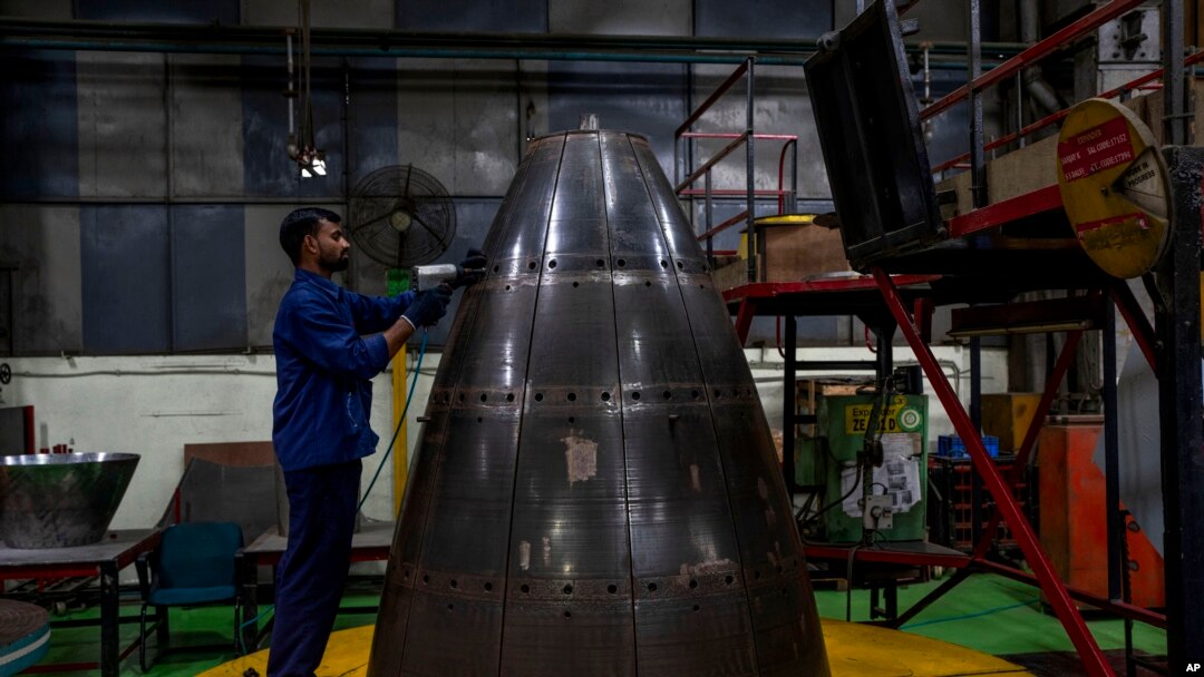 Seorang pekerja terlihat terlibat dalam pembuatan komponen untuk Organisasi Riset Antariksa India (ISRO) di fasilitas Godrej Aerospace di Mumbai, India, Senin, 10 Juli 2023. (AP/Rafiq Maqbool)