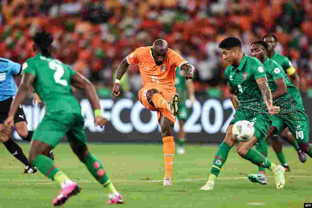 O médio da Costa do Marfim #6 Seko Fofana marca o primeiro golo da sua equipa durante o jogo de futebol do grupo A da Taça das Nações Africanas (CAN) 2024 a 13 de janeiro de 2024. (Foto de FRANCK FIFE / AFP