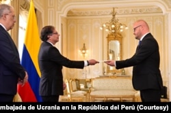 Президент Колумбії Густаво Петро Уррего вручає вірчі грамоти послу України Юрію Полюховичу.
