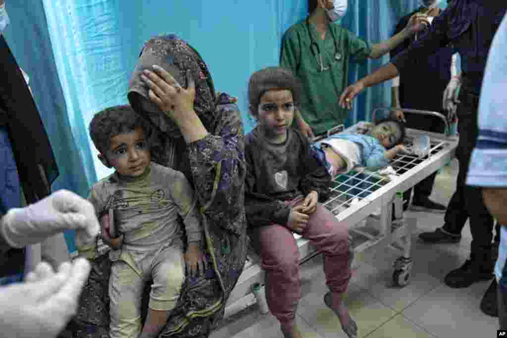 Palestinianos feridos nos bombardeamentos israelitas na Faixa de Gaza são levados para um hospital em Khan Younis.