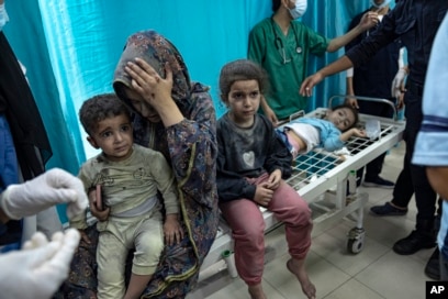 Los palestinos heridos en el bombardeo israelí de la Franja de Gaza son llevados a un hospital en Khan Younis, el 12 de noviembre de 2023.
